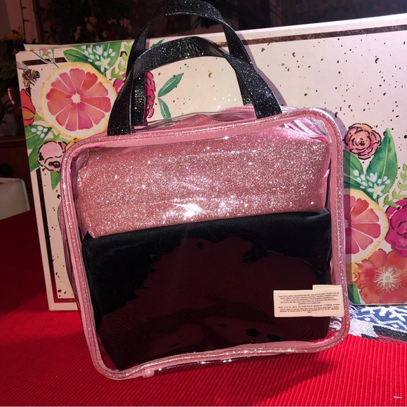 Disney three in one Minnie ,Mickey Mouse makeup cosmetic travel bag set. - Picture 14 of 15